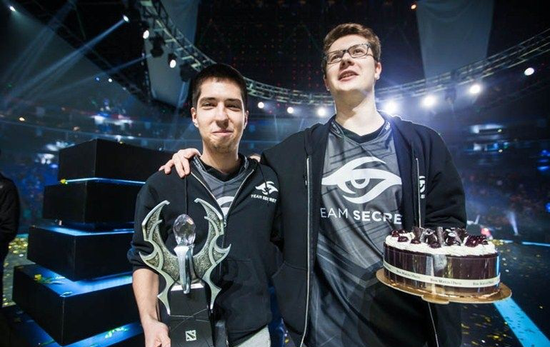 单王卡没有节奏。蓝色的 Robot 的钩子肯定会击中蓝队，捍卫传奇杯冠军