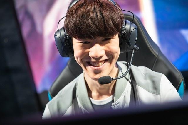 K God SofM 做到了！Zita的脸在键盘上疯狂敲击造成了巨额伤害，Zita的队伍以1-0领先Crystal Brother的队伍。